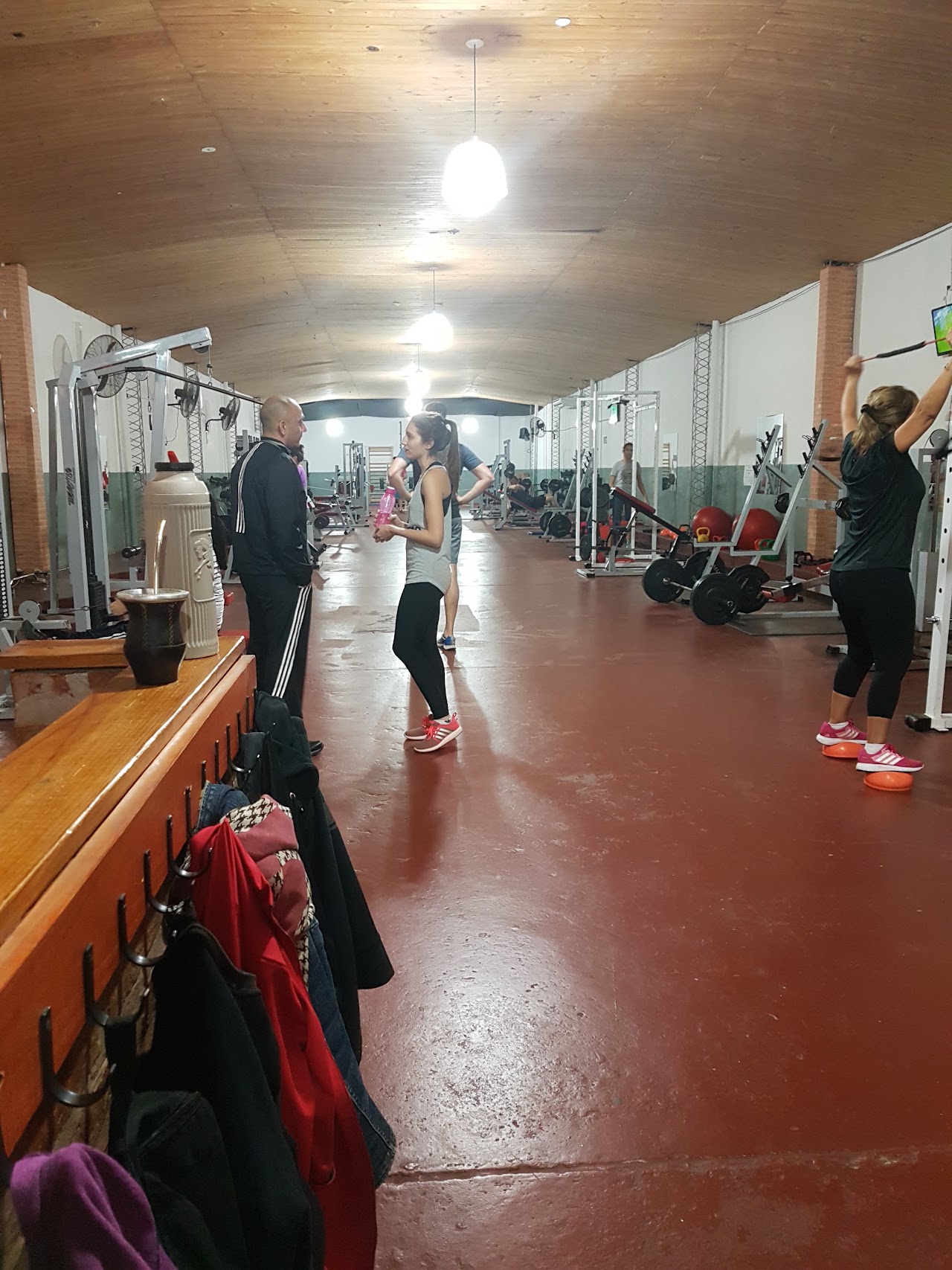 Instalaciones de Bio Deport Gimnasio en Resistencia Chaco con atletas entrenando fuerza