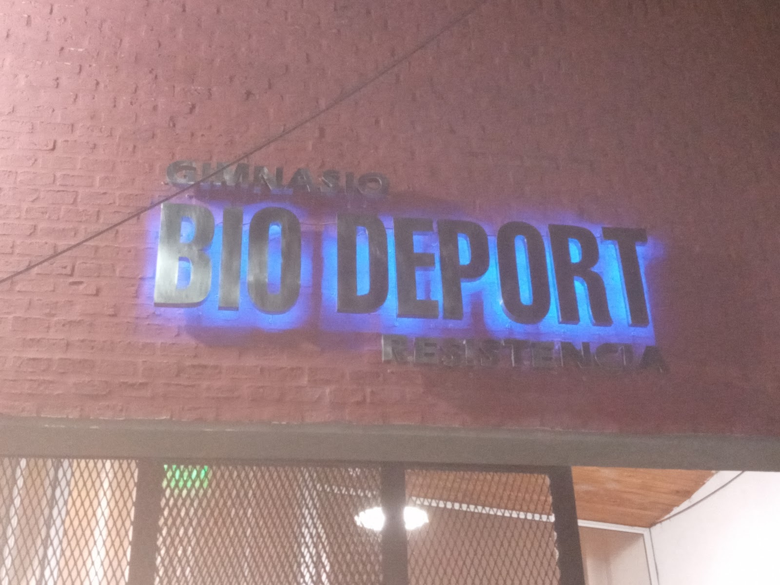 Sector de Musculación y Fuerza en Bio Deport con racks olímpicos y poleas