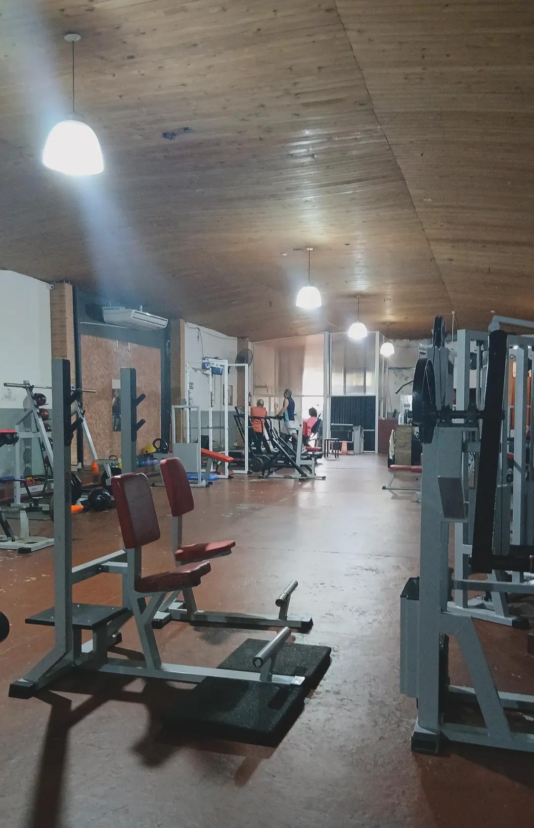 Sector de peso libre y racks olímpicos en Bio Deport Resistencia